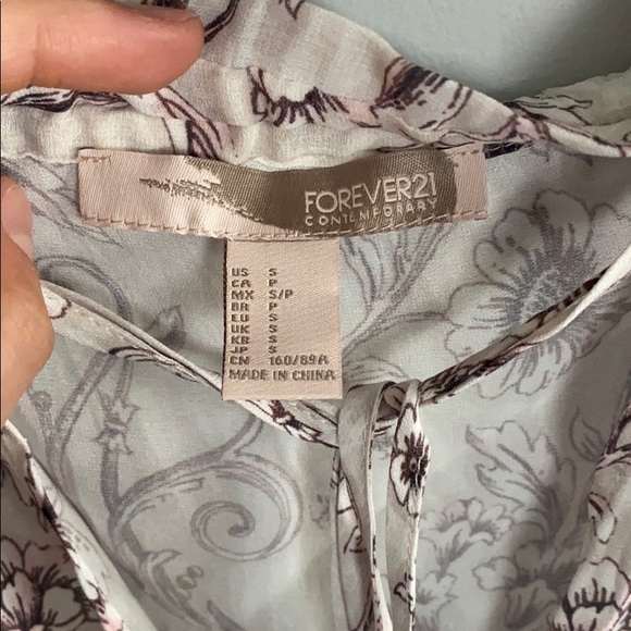 ⭐️ 2/$10 - sleeveless top - Picture 3 of 4